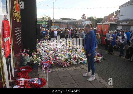 Loyalist Bands and members of the public come out to mourn the loss of Queen Elizabeth II on Belfast's Shankill Road. Picture date: Friday September 9, 2022. Stock Photo