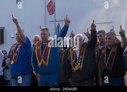 Loyalist Bands and members of the public come out to mourn the loss of Queen Elizabeth II on Belfast's Shankill Road. Picture date: Friday September 9, 2022. Stock Photo