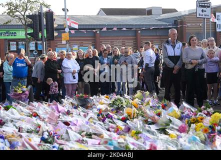 Loyalist Bands and members of the public come out to mourn the loss of Queen Elizabeth II on Belfast's Shankill Road. Picture date: Friday September 9, 2022. Stock Photo