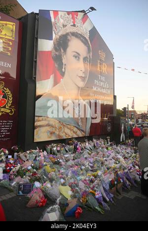 Loyalist Bands and members of the public come out to mourn the loss of Queen Elizabeth II on Belfast's Shankill Road. Picture date: Friday September 9, 2022. Stock Photo