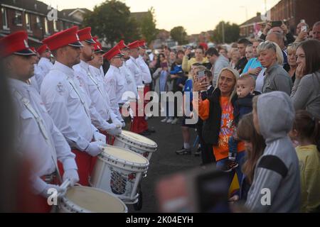 Loyalist Bands and members of the public come out to mourn the loss of Queen Elizabeth II on Belfast's Shankill Road. Picture date: Friday September 9, 2022. Stock Photo