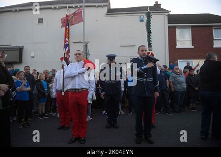 Loyalist Bands and members of the public come out to mourn the loss of Queen Elizabeth II on Belfast's Shankill Road. Picture date: Friday September 9, 2022. Stock Photo