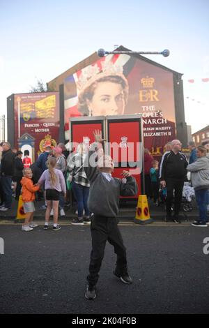 Loyalist Bands and members of the public come out to mourn the loss of Queen Elizabeth II on Belfast's Shankill Road. Picture date: Friday September 9, 2022. Stock Photo