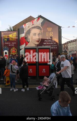 Loyalist Bands and members of the public come out to mourn the loss of Queen Elizabeth II on Belfast's Shankill Road. Picture date: Friday September 9, 2022. Stock Photo