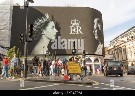 Portraits of Queen Elizabeth II in black and white on the Piccadilly Circus large screen to remember her after her death. London - 9th September 2022 Stock Photo