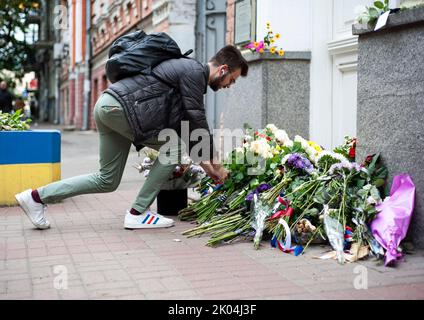 Kyiv, Kyiv, Ukraine. 9th Sep, 2022. People take flowers to an embasy of ...