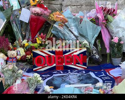 London, United Kingdom. 9th September 2022. Tributes line the gates of Buckingham Palace following the death of Queen Elizabeth II. Credit: Sarah Peters/Alamy Live News Stock Photo