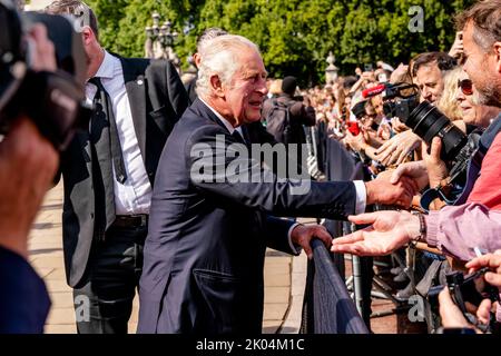 London, UK. 9th Sep, 2022. After the passing of his mother Queen Elizabeth II, King Charles III arrives at Buckingham Palace from Balmoral and greets the waiting crowd. Credit: Grant Rooney/Alamy Live News Stock Photo