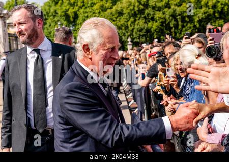 London, UK. 9th Sep, 2022. After the passing of his mother Queen Elizabeth II, King Charles III arrives at Buckingham Palace from Balmoral and greets the waiting crowd. Credit: Grant Rooney/Alamy Live News Stock Photo