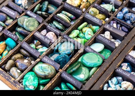 Selection of polished precious stones at the market in Waisenhausplatz (Markt Waisenhausplatz), Bern, Switzerland Stock Photo