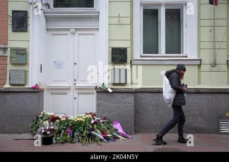 Kyiv, Ukraine. 09th Sep, 2022. A homeless man walks outside the British Embassy in Kyiv where people laid flowers in memory of Queen Elizabeth II. Britain's Queen Elizabeth II died at her Scottish estate on September 8, 2022. The 96-year-old Queen was the longest-reigning monarch in British history. (Photo by Oleksii Chumachenko/SOPA Images/Sipa USA) Credit: Sipa USA/Alamy Live News Stock Photo