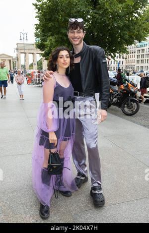 Kübra Gürsoy und Frieder Sell bei der Anja Gockel Fashion Show S23