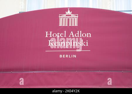 Ankünfte zur Anja Gockel Fashion Show S23 'Move On' auf der Berlin Fashion Week Spring/Summer 2023 im Hotel Adlon Kempinski. Berlin, 06.09.2022 Stock Photo