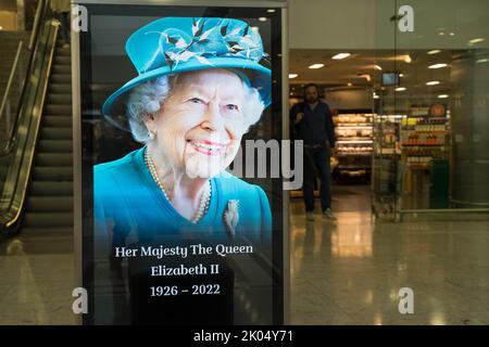 London UK, 9th September 2022.  Digital billboard has transformed to pay tribute to HM the queen Elizabeth II, who died peacefully, at the age of 96 after 70 years on the throne, at Balmoral yesterday afternoon. A  portrait of the Her Majesty is displayed in digital LED advertising screen up and down the country.  Credit: Xiu Bao/Alamy Live News Stock Photo