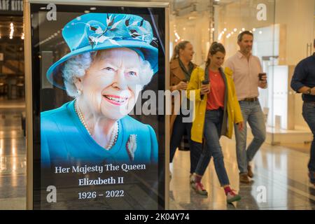 Digital billboard has transformed to pay tribute to HM the queen ...