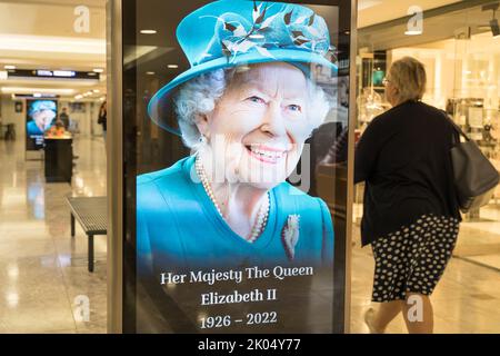 Digital billboard has transformed to pay tribute to HM the queen ...
