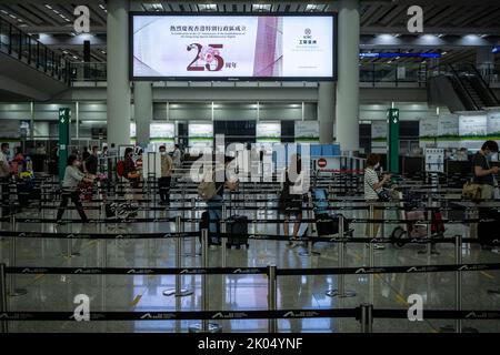 Hong Kong, China. 7th Sep, 2022. Arrivals line up for shuttle buses to the quarantine hotels in the Hong Kong International Airport. As countries across the globe eased the quarantine policy after two years of the pandemic, Hong Kong Government announced to ease the COVID-19 quarantine policy from 12 August 2022, the hotel quarantine for overseas arrivals will be reduced from 7 to 3 days, followed by four days of medical surveillance at home or alternative accommodation, arrivals should be tested with PCR and RAT test as soon as they cross the border. (Credit Image: © Alex Chan Tsz Yuk/SOP Stock Photo