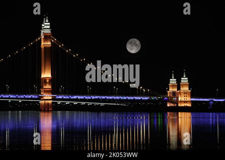 Moon Rising Photography Examples A full moon is seen over the island of Manhattan in New York City ...