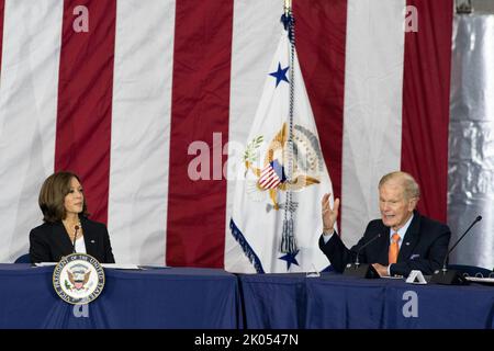 Houston, Texas, USA. 9th Sep 2022. U.S. Vice President KAMALA HARRIS (left) and NASA Administrator BILL NELSON talk as Harris chairs a meeting of the National Space Council at the NASA mock-up lab south of Houston.  ©Bob Daemmrich