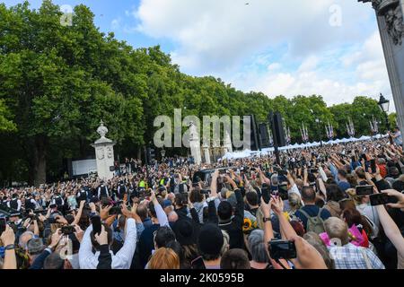 London, UK, 9th September 2022, The crowds paying respect to the Queen who died on Thursday 8th September. Its Day 1 of the official mourning period, Andrew Lalchan Photography/Alamy Live News Stock Photo