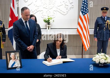 Washington, United States. 09th Sep, 2022. US Vice President Kamala Harris signs a condolence book to pay respects to Her Majesty Queen Elizabeth II, who passed away on 08 September, at the British Embassy in Washington, DC, USA, 09 September 2022. The 96-year-old queen was the longest-reigning monarch in British history. Credit: Sipa USA/Alamy Live News Stock Photo