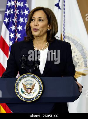 Houston, Texas, USA. 09th Sep, 2022. United States Vice President Kamala Harris speaks during a roundtable for the National Space Council Meeting at the NASA Johnson Space Center in Houston, Texas, USA, 09 September 2022. Credit: Adam Davis/Pool via CNP/dpa/Alamy Live News Stock Photo