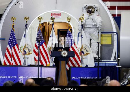 Houston, Texas, USA. 09th Sep, 2022. United States Vice President Kamala Harris speaks during a roundtable for the National Space Council Meeting at the NASA Johnson Space Center in Houston, Texas, USA, 09 September 2022. Credit: Adam Davis/Pool via CNP/dpa/Alamy Live News Stock Photo