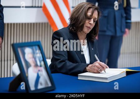 Washington, DC, USA. 09th Sep, 2022. United States Vice President Kamala Harris signs a condolence book to pay respects to Her Majesty Queen Elizabeth II, who passed away on 08 September, at the British Embassy in Washington, DC, USA, 09 September 2022. The 96-year-old queen was the longest-reigning monarch in British history. Credit: Jim LoScalzo/Pool via CNP/dpa/Alamy Live News Stock Photo