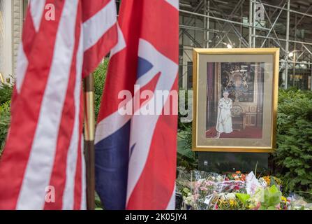 NEW YORK, N.Y. – September 9, 2022: A tribute to Queen Elizabeth II is seen in The Queen Elizabeth II September 11th Garden at Hanover Square. Stock Photo