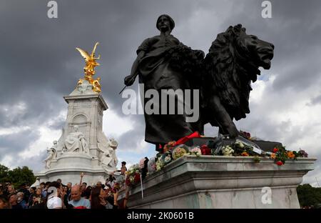 London, Britain. 9th Sep, 2022. Flower tributes and cards to late British Queen Elizabeth II are placed on the statue next to the Queen Victoria Memorial in London, Britain, on Sept. 9, 2022. Credit: Han Yan/Xinhua/Alamy Live News Stock Photo