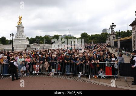 London, UK. 10th Sep, 2022. Mourners gather outside Buckingham Palace following the death Queen Elizabeth II earlier this week. Britain's longest reigning monarch passed away at Balmoral Castle at the age of 96. Photo credit: Ben Cawthra/Sipa USA **NO UK SALES** Credit: Sipa USA/Alamy Live News Stock Photo