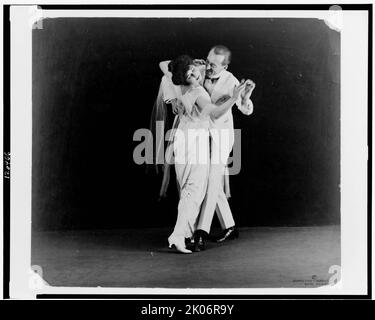 Irene and Vernon Castle, full-length, in dancing position, between 1910 and 1918. [Husband-and-wife team of ballroom dancers]. Stock Photo