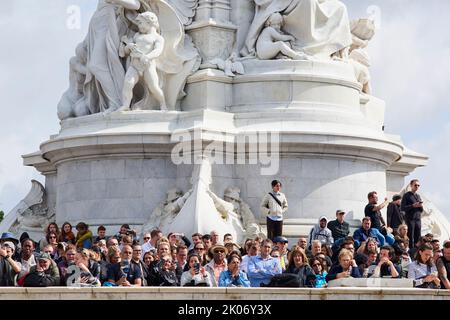 Crowds below the Victoria Memorial in front of Buckingham Palace, London on the 9th September, the day after announcement of the death of the queen Stock Photo