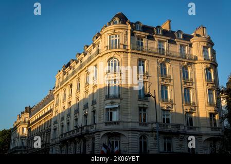 Sunlit residential Building in the 7th arrondissement, Paris, France Stock Photo