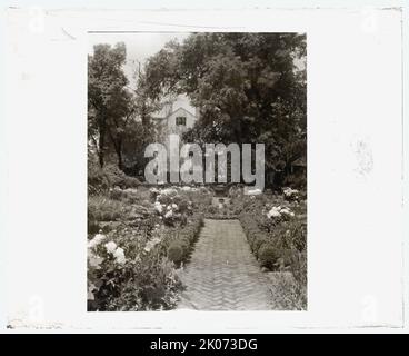 &quot;Reveille,&quot; Elmer Mulford Crutchfield house, 4200 Cary Street, Richmond, Virginia, 1929. House Architecture: Federal style house built from 1720. Landscape: Circa 1920s, by Elizabeth Patterson Crutchfield who inherited the house from her father. Stock Photo