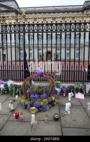 London UK 10th September 2022 - Crowds pay their respects and continue to bring flowers outside Buckingham Palace in London today after the death of Queen Elizabeth II . King Charles III was also proclaimed as monarch today : Credit Simon Dack / Alamy Live News Stock Photo