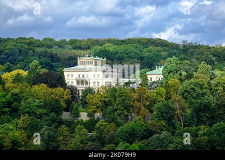 DEU, Deutschland, Nordrhein-Westfalen, Ruhrgebiet, Essen, 09.09.2022: Suedseite der Essener Villa Huegel, einstmals Wohnsitz der Industriellenfamilie Stock Photo