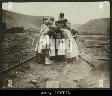 A Kodak creates a sensation, between 1890 and 1900. Frances Benjamin Johnston with group of children looking at her camera. Stock Photo