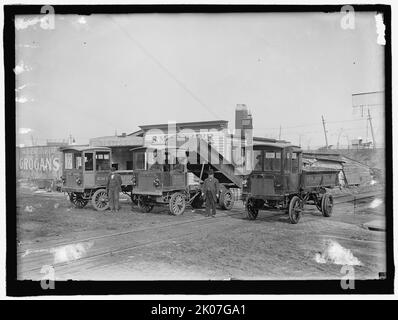 Three trucks: S.M. Frazier, between 1909 and 1914. USA. 'Your Credit is Good at Grogan's'. 'S.M. Frazier, Building Materials, Anacostia, [Washington] D.C.' Stock Photo