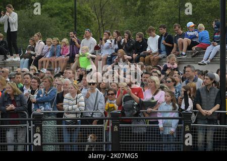 London, UK. 10th Sep, 2022. Crowds outside Buckingham Palace Credit: MARTIN DALTON/Alamy Live News Stock Photo