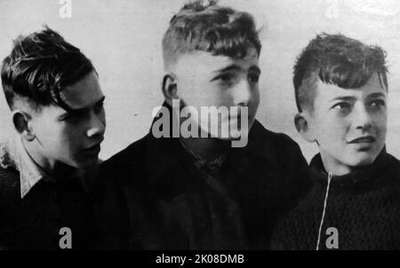 Three German-Jewish refugee boys arrive in England to escape Nazi Germany during the Second World War Stock Photo