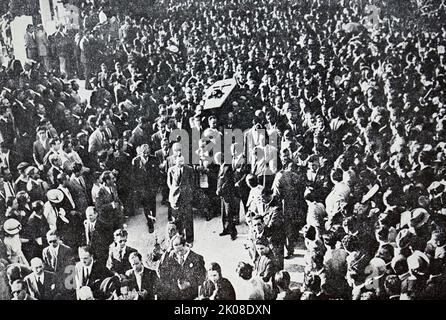Funeral in Madrid in 1936 of Jose Calvo Sotelo, 1st Duke of Calvo Sotelo, GE (6 May 1893 - 13 July 1936) was a Spanish jurist and politician, minister of Finance during the dictatorship of Miguel Primo de Rivera and a leading figure during the Second Republic. During this period he became an important part of Renovacion Espanola, a monarchist movement. His assassination in July 1936 by the bodyguard of Socialist party leader Indalecio Prieto was an immediate prelude to the triggering of the military coup plotted since February 1936, the partial failure of which marked the beginning of the Span Stock Photo
