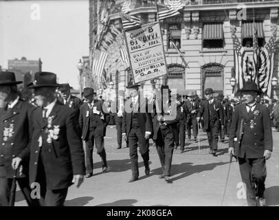 Parade On Pennsylvania Ave, [Washington, DC], West Virginia G.A.R. Unit, 1915. [Members of the Grand Army of The Republic march through the streets. Placard: 'Company B, 61st O.V.V.I. 1865-1915 - One of Sherman's Bummers - Dept. of West Va. GAR. Wellsburg'. The GAR was a fraternal organisation composed of veterans of the Union Army (US Army), Union Navy (US Navy), and the Marines who served in the American Civil War]. Stock Photo