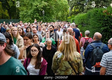 London UK 10th September 2022 - Crowds in London today to pay their respects to Queen Elizabeth  II and  where Charles III was formally proclaimed as king today at 11am : Credit Simon Dack / Alamy Live News Stock Photo