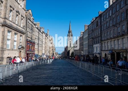 Edinburgh, Scotland. Saturday September 10 2022: The Royal Mile. Preparation are being made in Edinburgh for the arrival of the body of the late Queen Elizabeth II. Tourists and locals mingled as people visited the Palace of Holyrood house, Royal Mile and St Giles Cathedral, where the Queen will lie in stateCredit: Andrew O'Brien/Alamy Live News Stock Photo