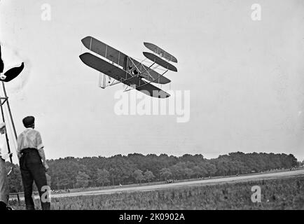 Wright Flights, Fort Myer, Virginia, July 1909 - First Army Flights, 1909 July. [The Wright brothers conducted test flights at Fort Myer after the U.S. War Department offered them a $25,000 contract if their Flyer reached a speed of 40 miles per hour]. Stock Photo