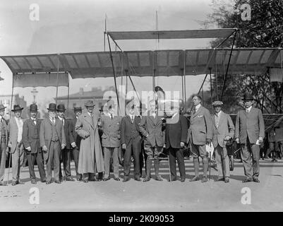 Grahame-White Flights, 1910. [Early aviation: British pioneer Claude Grahame-White (5th from right) flew his Farman biplane over Washington, D.C. and landed on West Executive Avenue near the White House]. Stock Photo