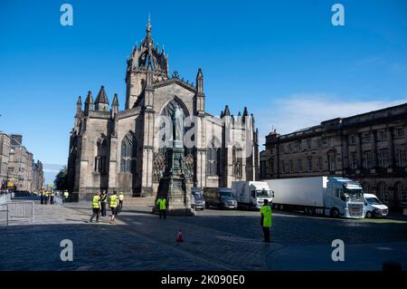 Edinburgh, Scotland. Saturday September 10 2022: St Giles Cathedral. Preparation are being made in Edinburgh for the arrival of the body of the late Queen Elizabeth II. Tourists and locals mingled as people visited the Palace of Holyrood house, Royal Mile and St Giles Cathedral, where the Queen will lie in stateCredit: Andrew O'Brien/Alamy Live News Stock Photo