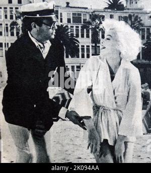 Newspaper review of 1959 film Some Like It Hot, photograph of Tony Curtis and Marilyn Monroe. Stock Photo