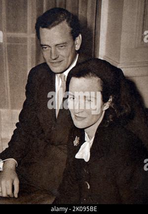 Marquis of Milford Haven with his fiancee Mrs. Romaine Dahlgren Pierce Simpson - 27 September 1949. Stock Photo